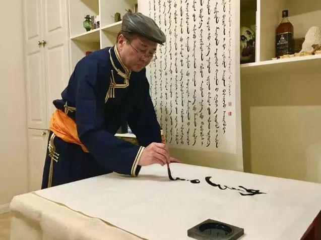 最新蒙古文钢笔字体免费下载中......